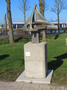 912468 Afbeelding van het bronzen beeldhouwwerk 'Visboot', gemaakt door Christina Nijland-Put uit 1975, dat ...